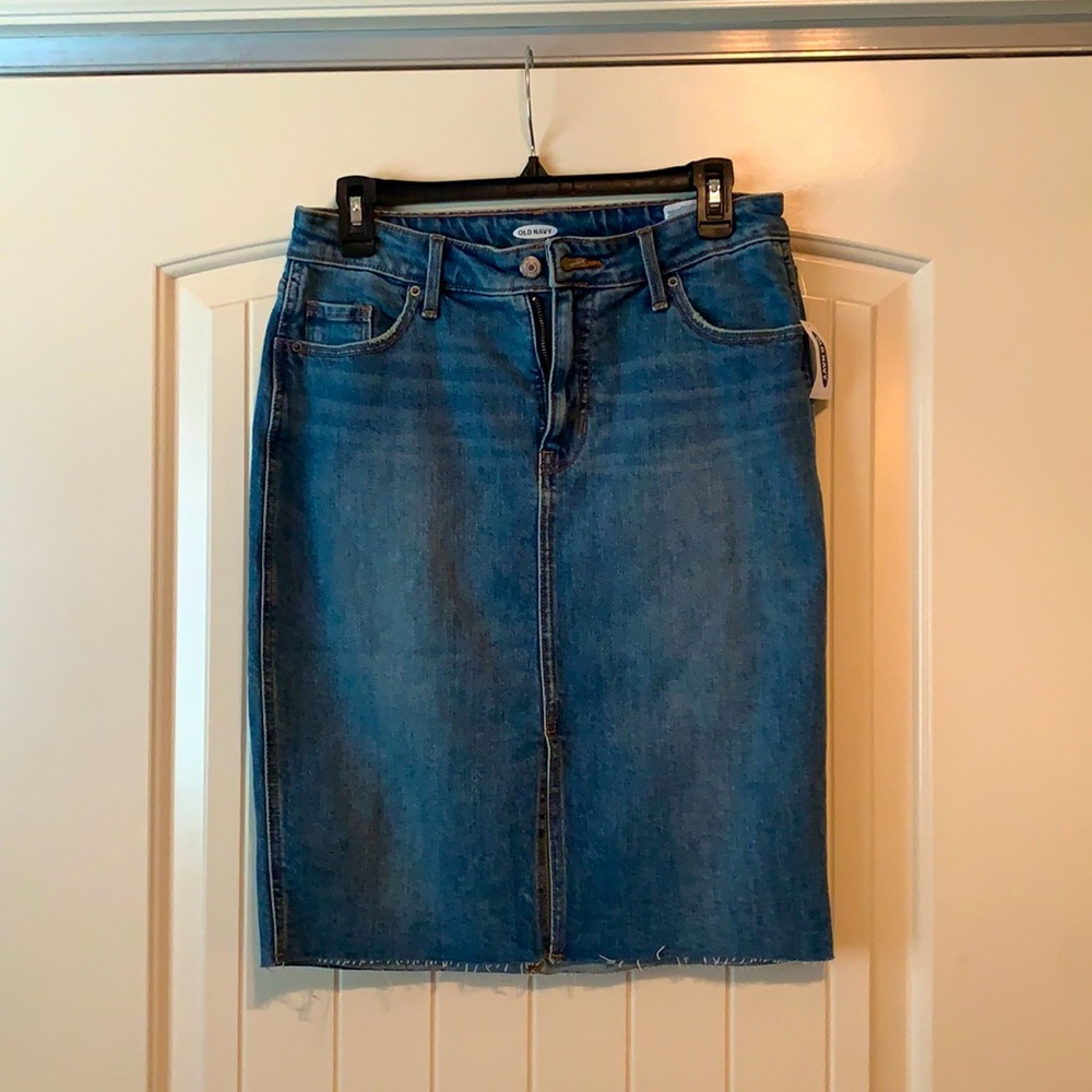 Old Navy denim skirt. Size 4. New with tags.